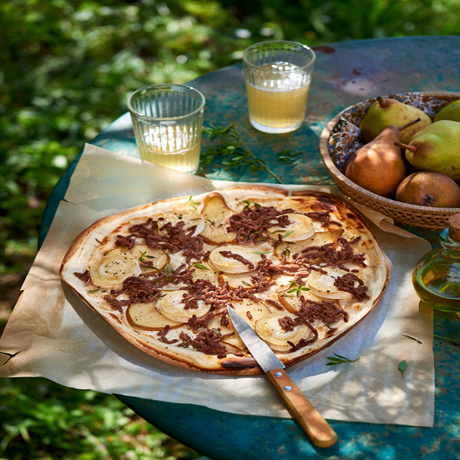 Flammenkueche boeuf, chèvre et poivre