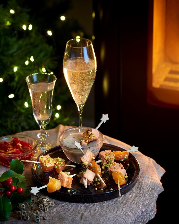 Mini brochettes de filet mignon, abricots secs, pistaches concassées