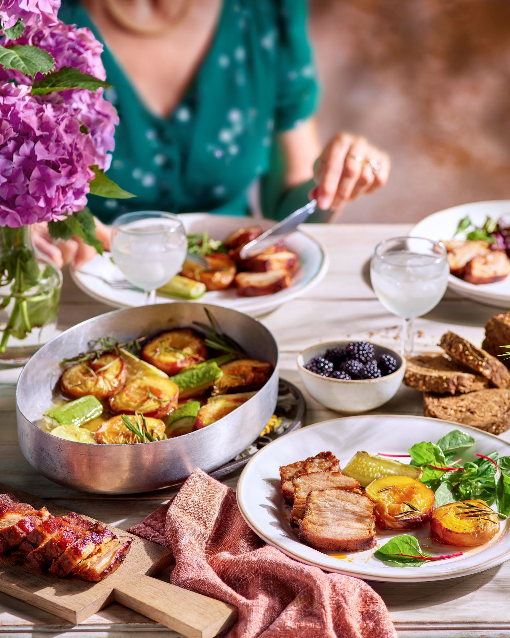Pêches et courgettes rôtis au miel et romarin, travers de porc