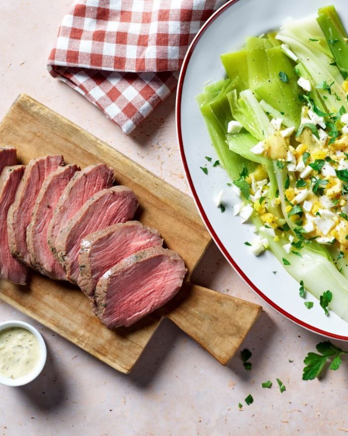 Poireaux mimosa et rôti de boeuf