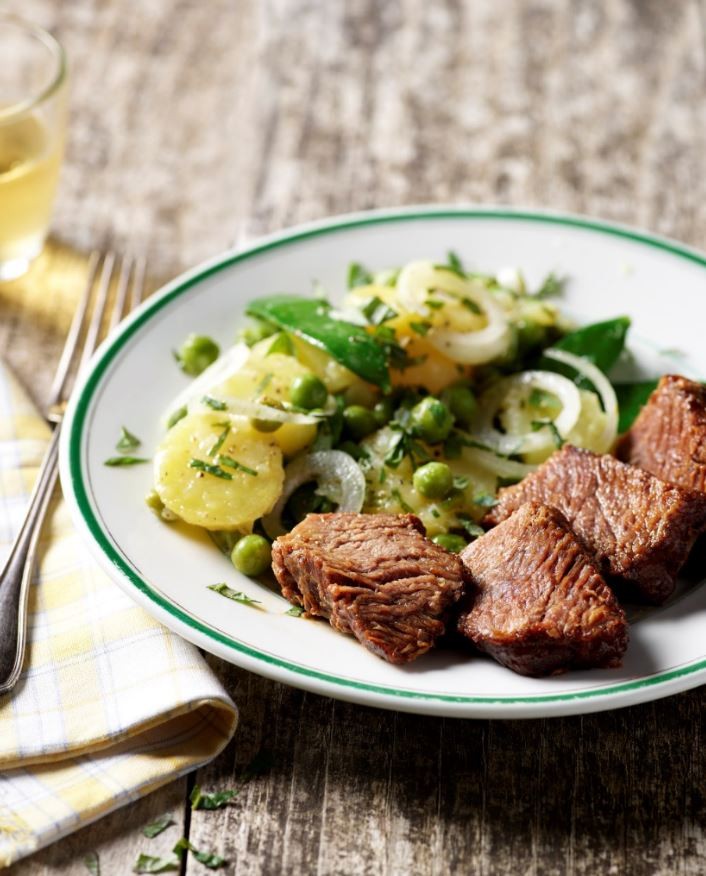 Salade de pommes de terre printanière, travers de boeuf