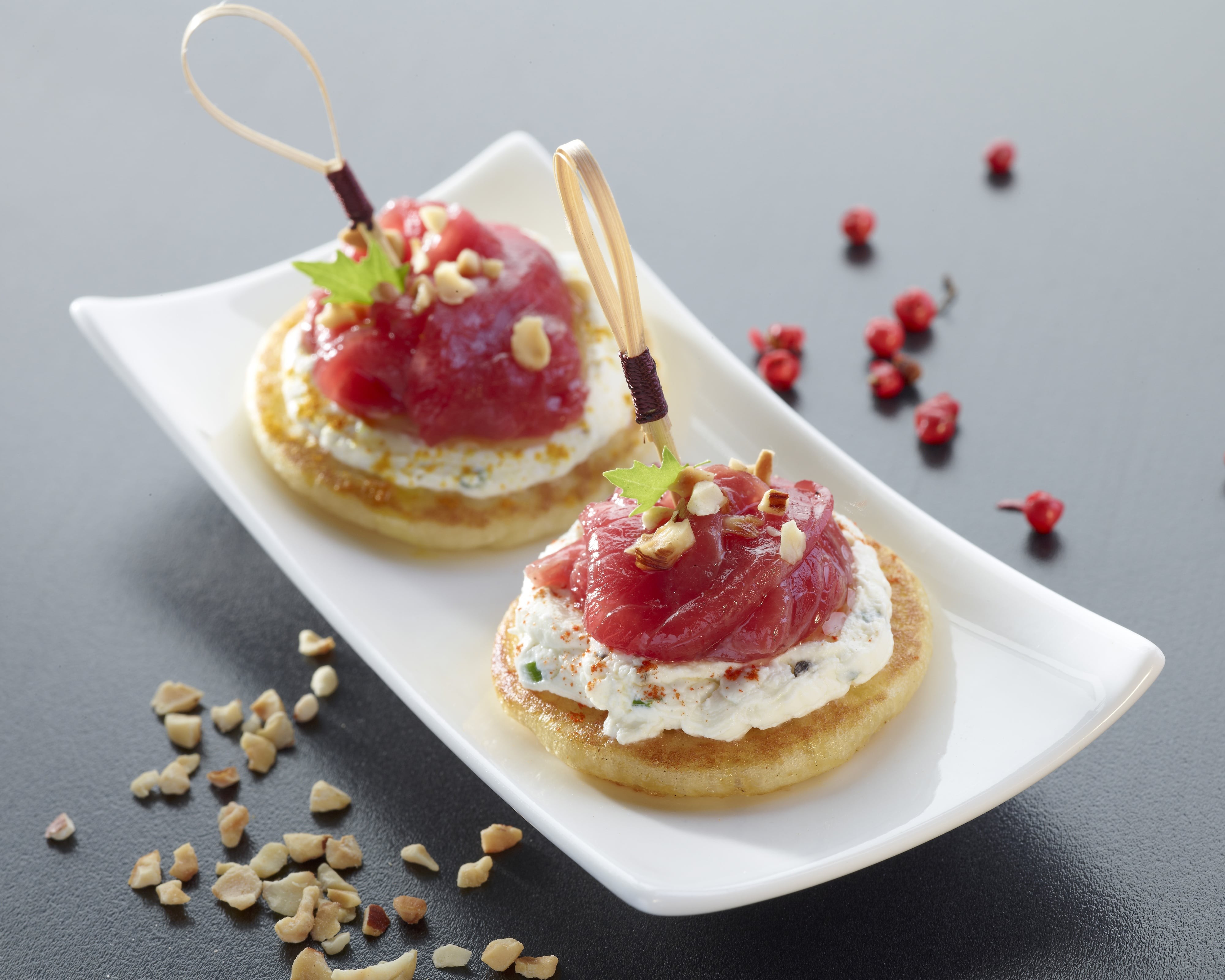 Mini blinis au carpaccio de boeuf et éclats de noisette, au fromage frais