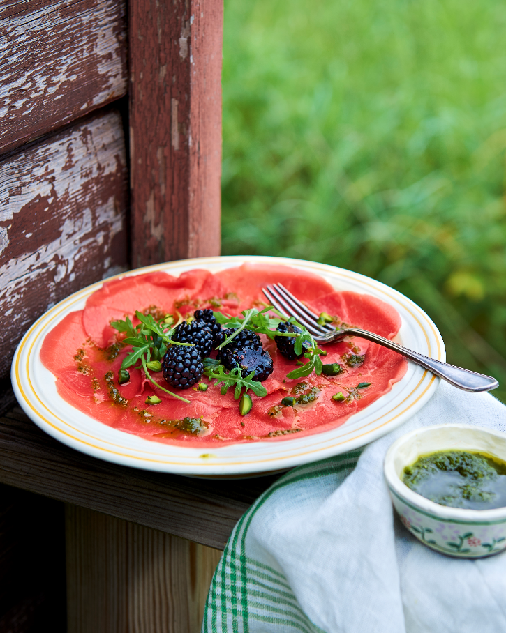 Carpaccio de bœuf au mûres et pesto de pistaches