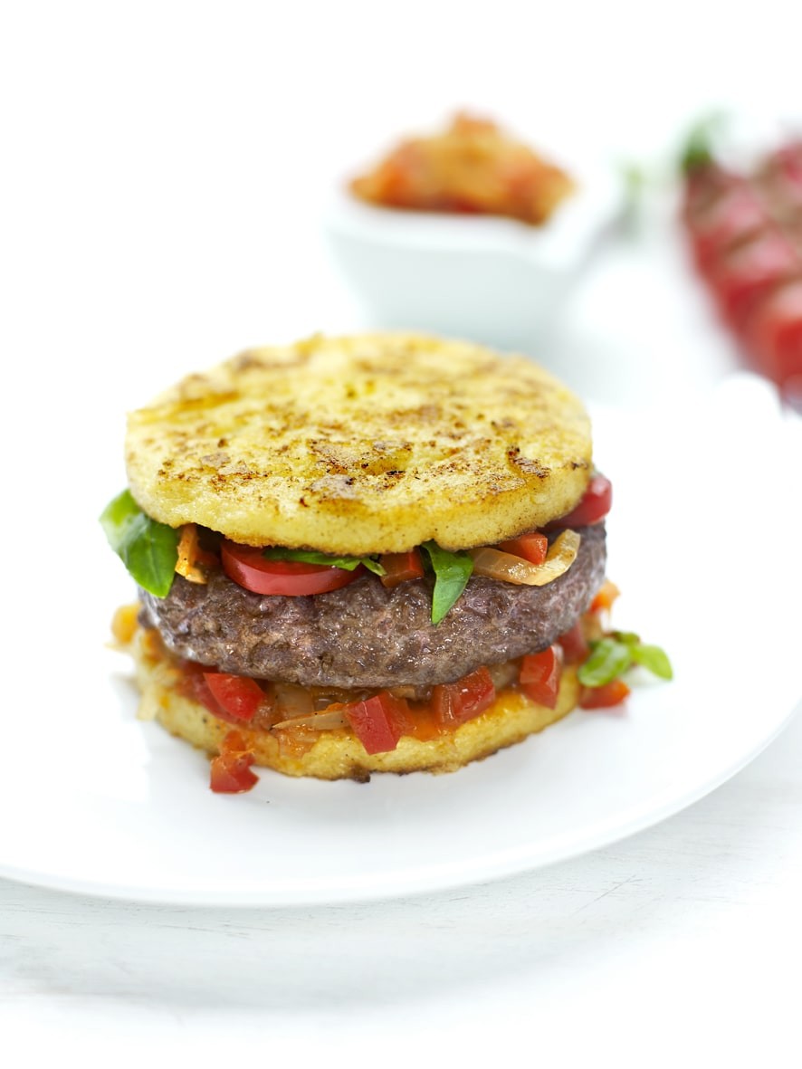 Burger de polenta au basilic et sauce aigre douce