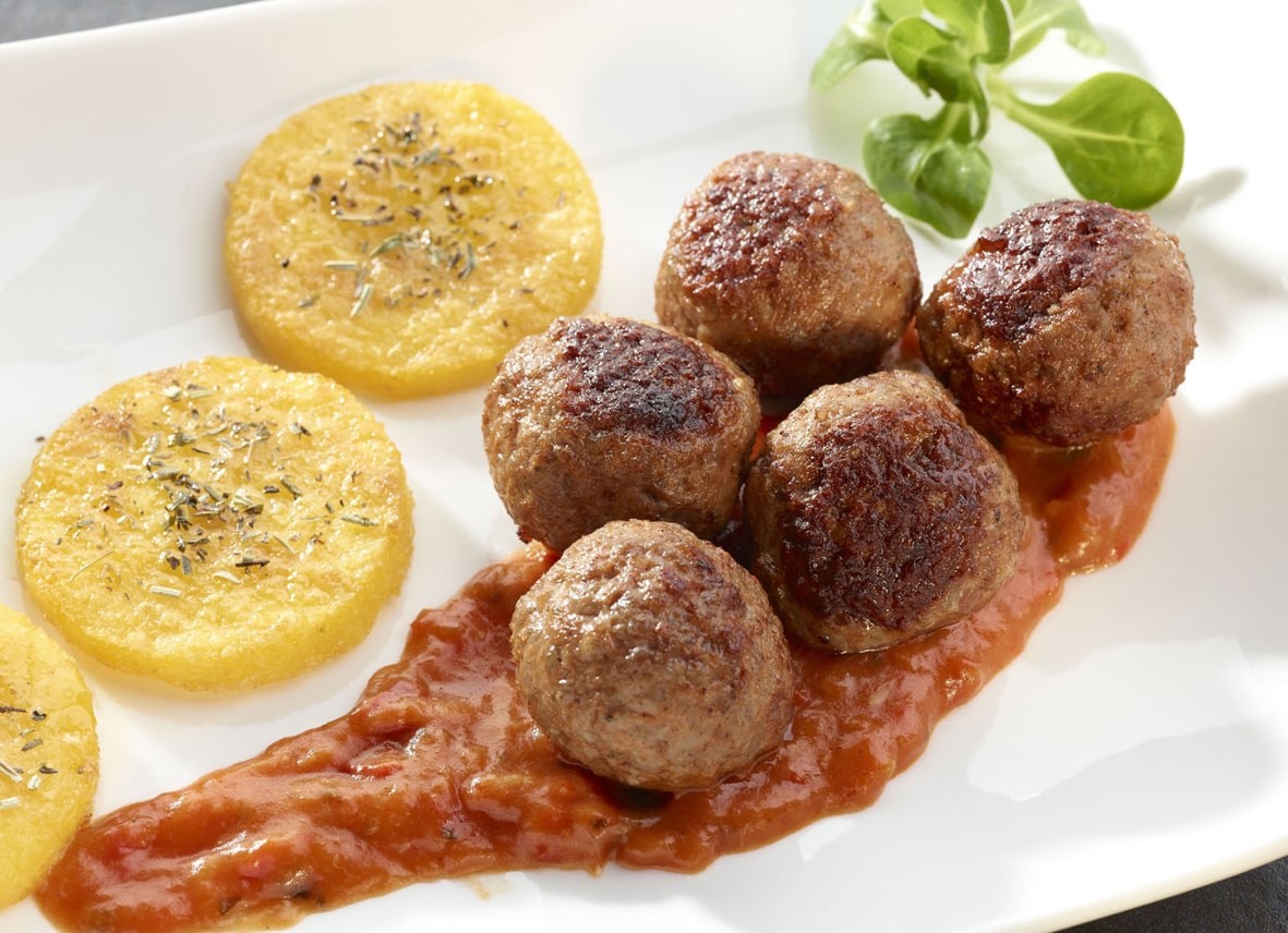 Boulettes à la Provençale, sauce tomate aux olives et galettes de polenta grillées