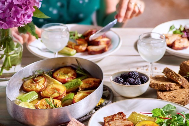 Pêches et courgettes rôtis au miel et romarin, travers de porc