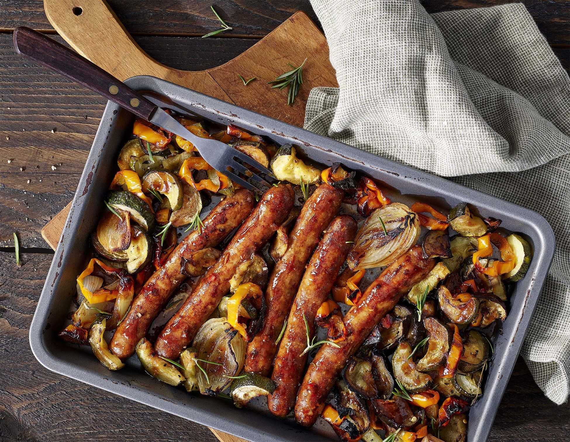 Saucisses marinées Saveur Barbecue Bigard et légumes au four