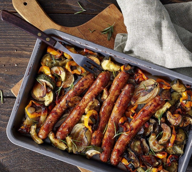 Saucisses marinées Saveur Barbecue Bigard et légumes au four