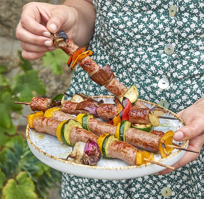 Brochettes de chipolatas aux légumes de saison