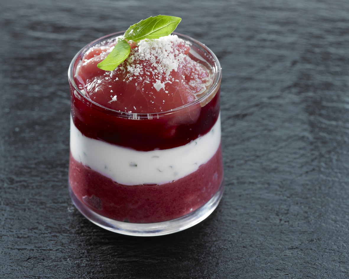 Verrine de carpaccio de bœuf à la réduction de framboises, betterave et fromage blanc Bigard