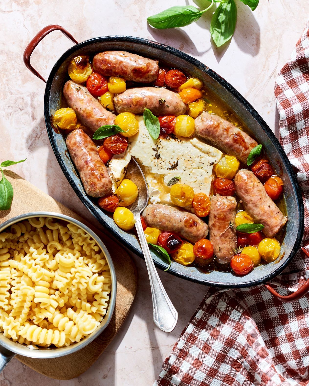 One pan feta, tomates cerises, saucisses de Toulouse