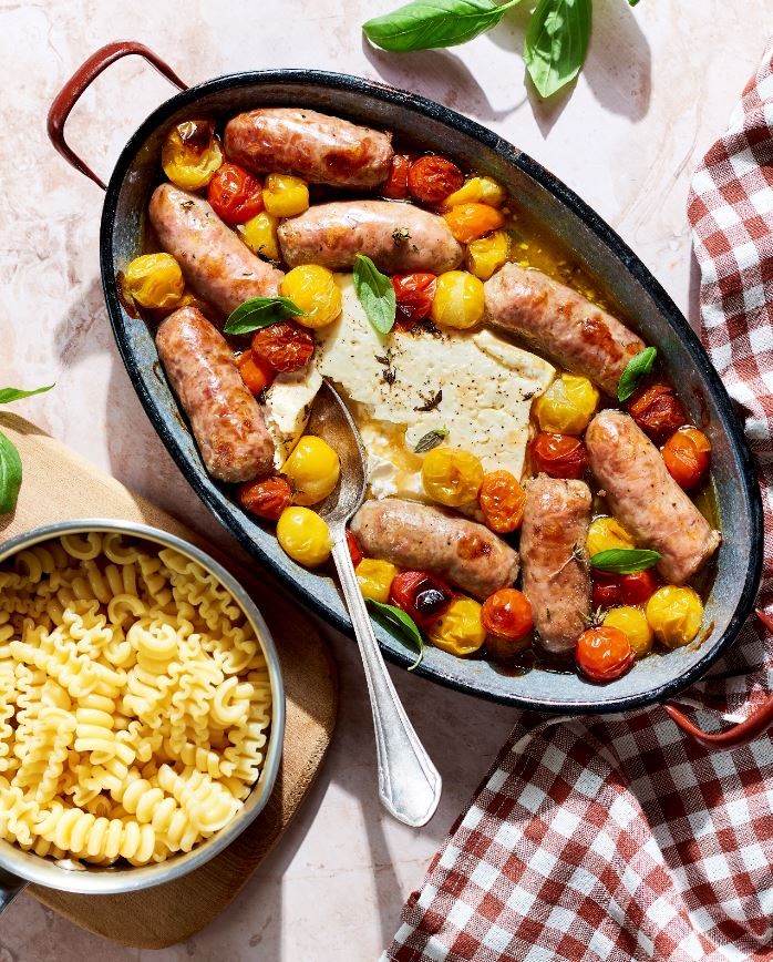 One pan feta, tomates cerises, saucisses de Toulouse