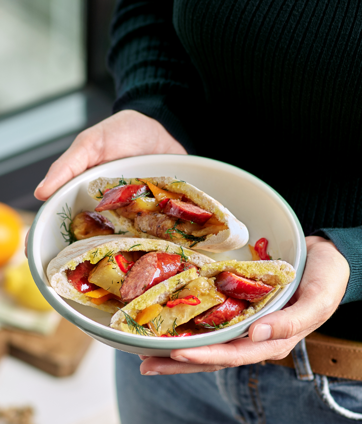Pains pita au céleri rôti, agrumes et saucisse fumée