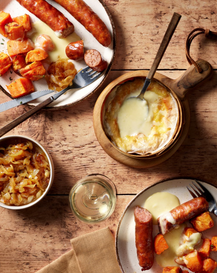 Mont d'or, saucisse fumée, patates douces et oignons caramélisés