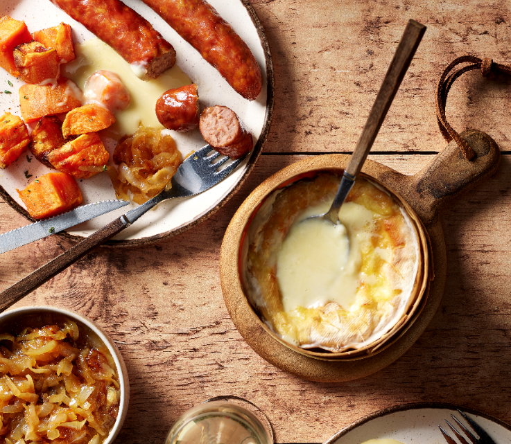 Mont d'or, saucisse fumée, patates douces et oignons caramélisés