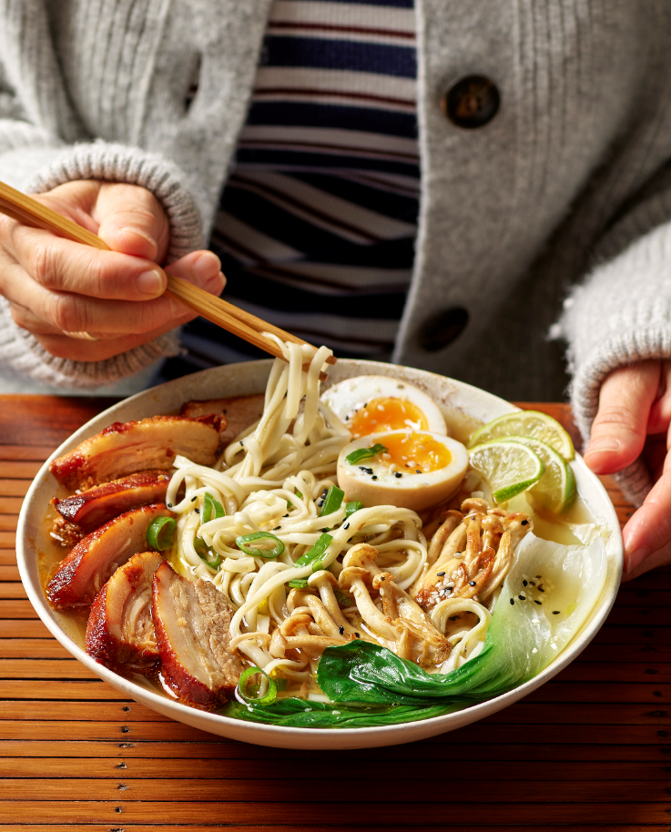 Ramen à la poitrine de porc BBQ, champignons shimeji et chou pak choï