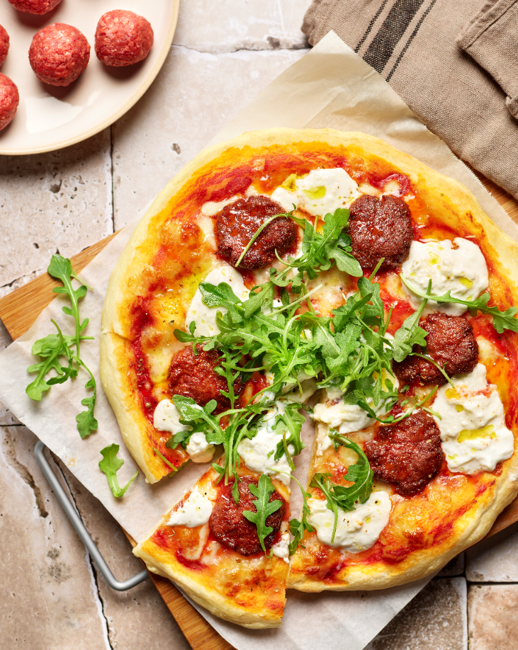 Pizza boulettes de bœuf bolognaise, stracciatella et roquette