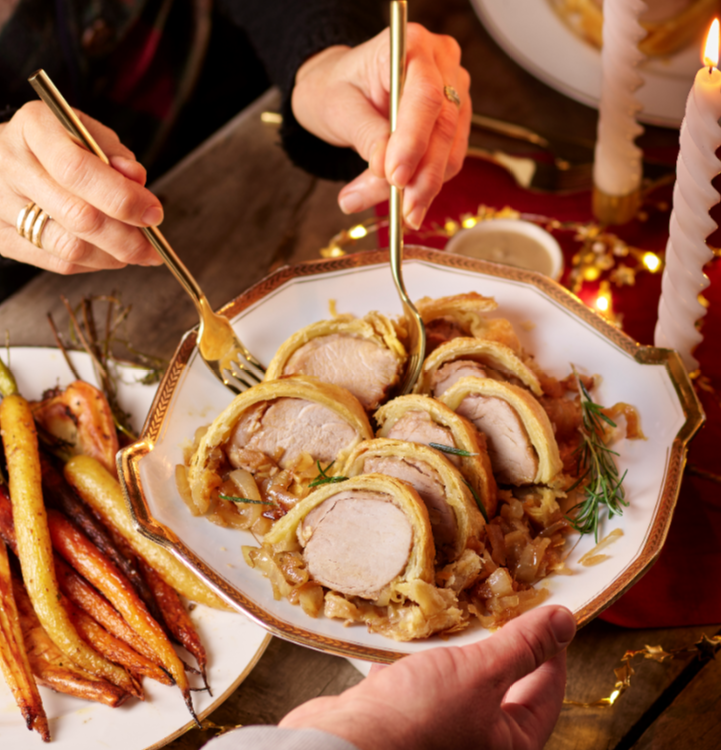 Filet mignon et oignons caramélisés en croûte, carottes et panais rôtis