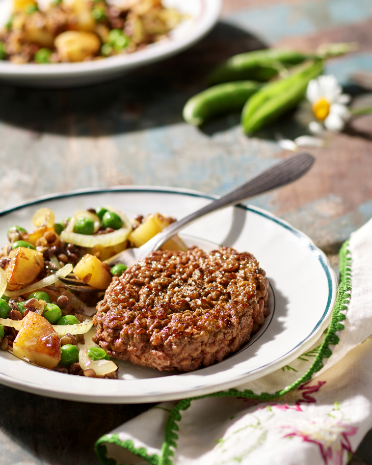 Steak haché, poêlée de pommes de terre, petits pois, lentilles