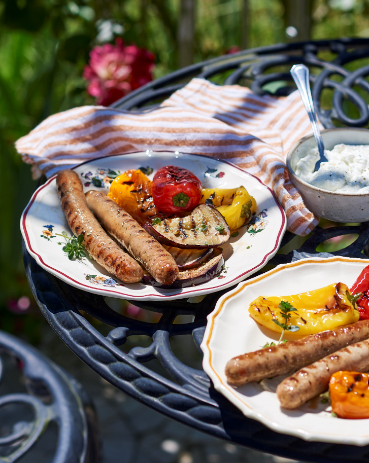 Chipolatas, légumes grillés et crème de feta