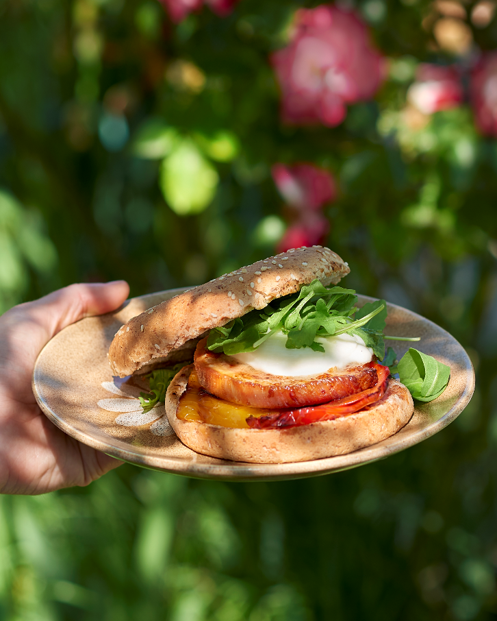 Burger roulade au thym, poivron confit et provolone