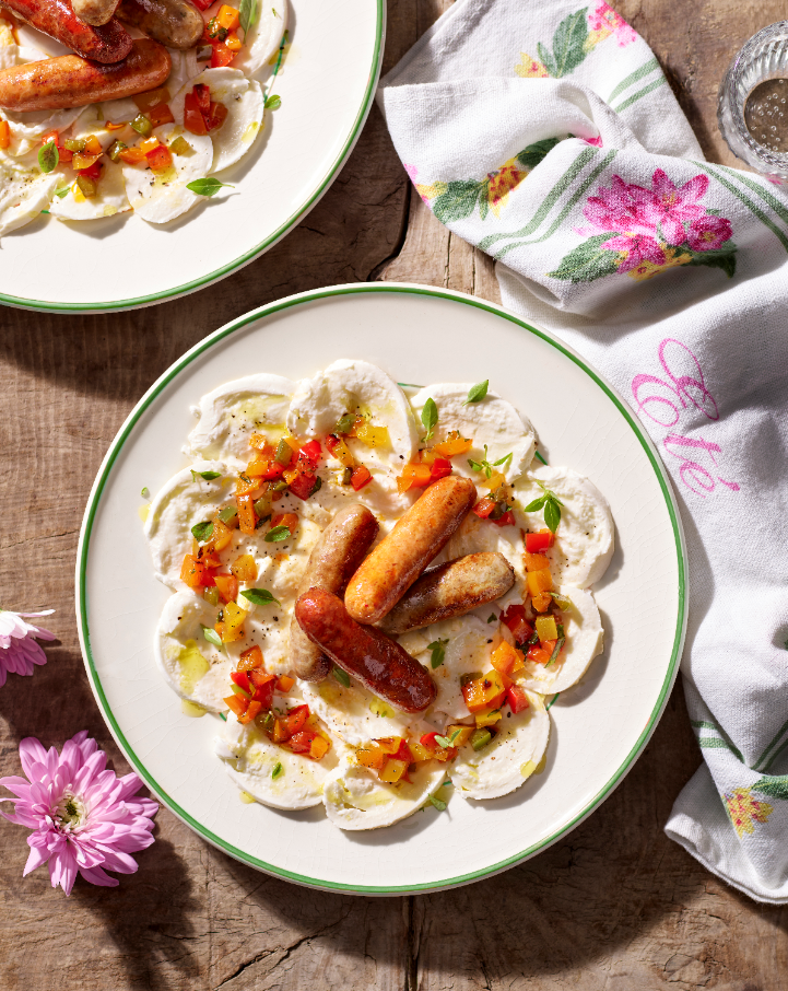 Saucisses apéro grill sur carpaccio de mozzarella et brunoise de poivron