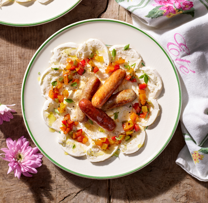 Saucisses apéro grill sur carpaccio de mozzarella et brunoise de poivron