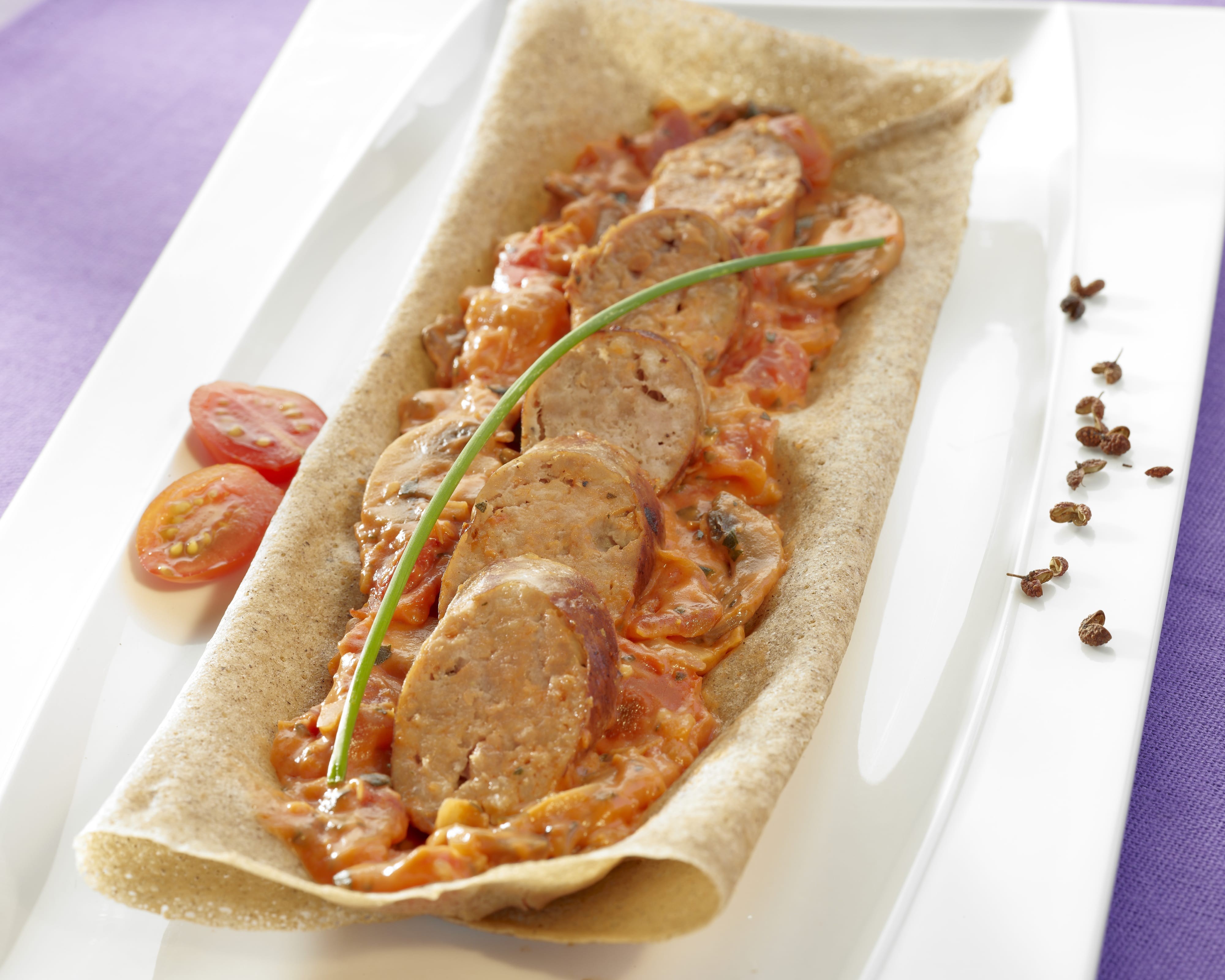 Galette aux saucisses, champignons, basilic et tomate