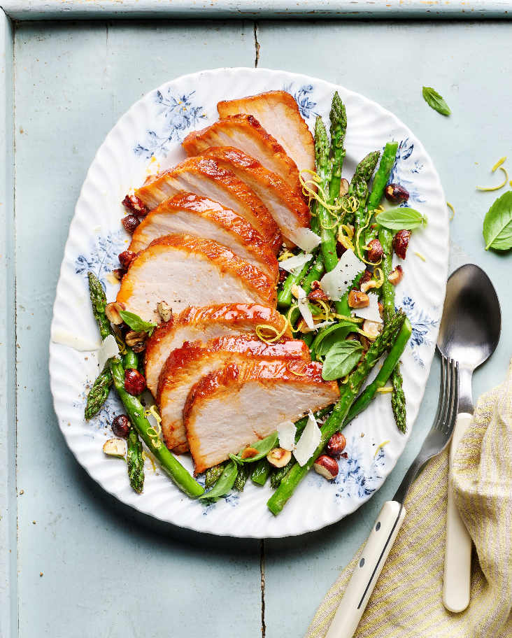 Carré de porc et salade d'asperges aux noisettes