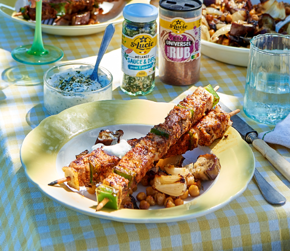 Aubergines, oignons et pois chiches rôtis, sauce yaourt au épices Sainte Lucie, brochettes aux  épices BBQ Sainte Lucie 