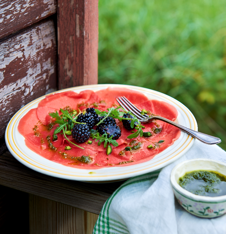 Carpaccio de bœuf au mûres et pesto de pistaches