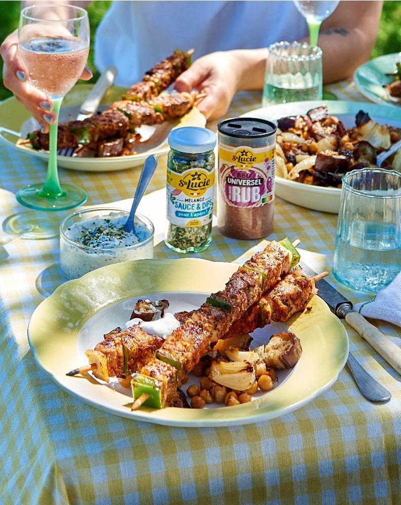 Aubergines, oignons et pois chiches rôtis, sauce yaourt au épices Sainte Lucie, brochettes aux épices BBQ Sainte Lucie