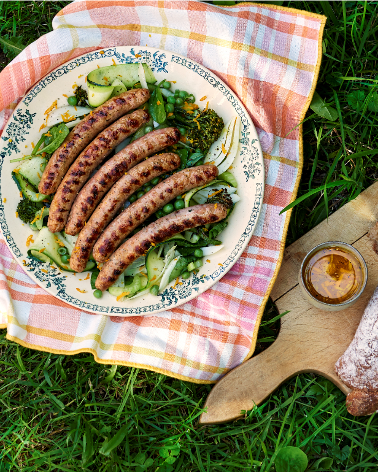 Chipolatas sur lit de salade toute verte