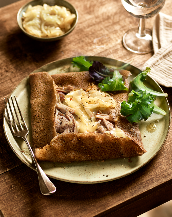 Galette bretonne à l’effiloché de porc, oignons caramélisés et curé nantais