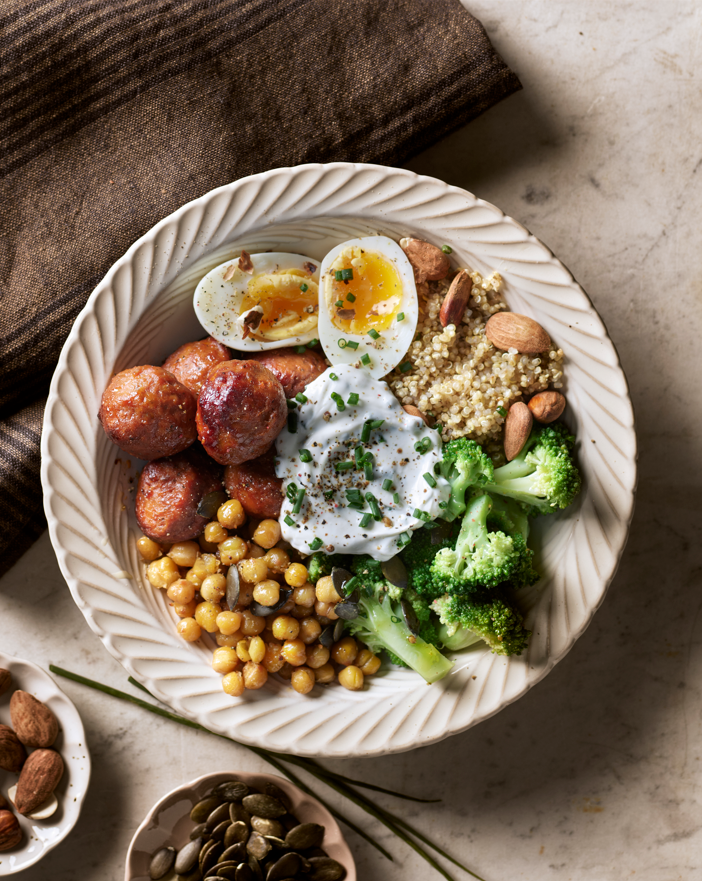 Boulettes de bœuf et porc, quinoa, poids chiches, brocolis, œufs, yaourt grec assaisonné