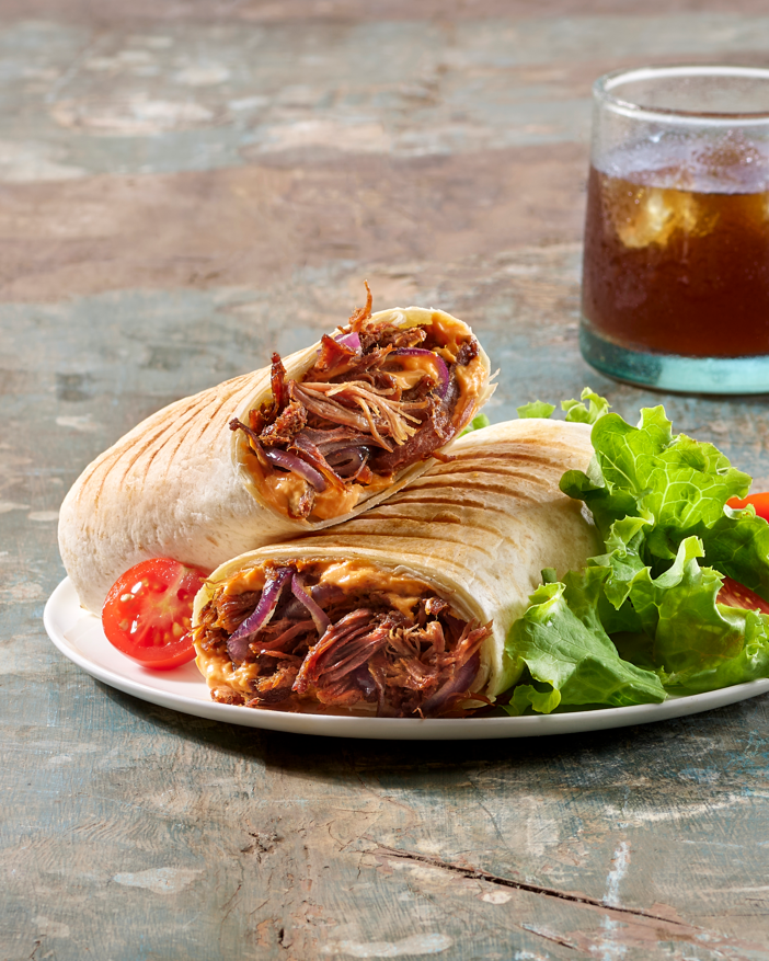 Tacos avec effiloché de bœuf Churrasco, accompagné d'une feuille de salade et une tomate