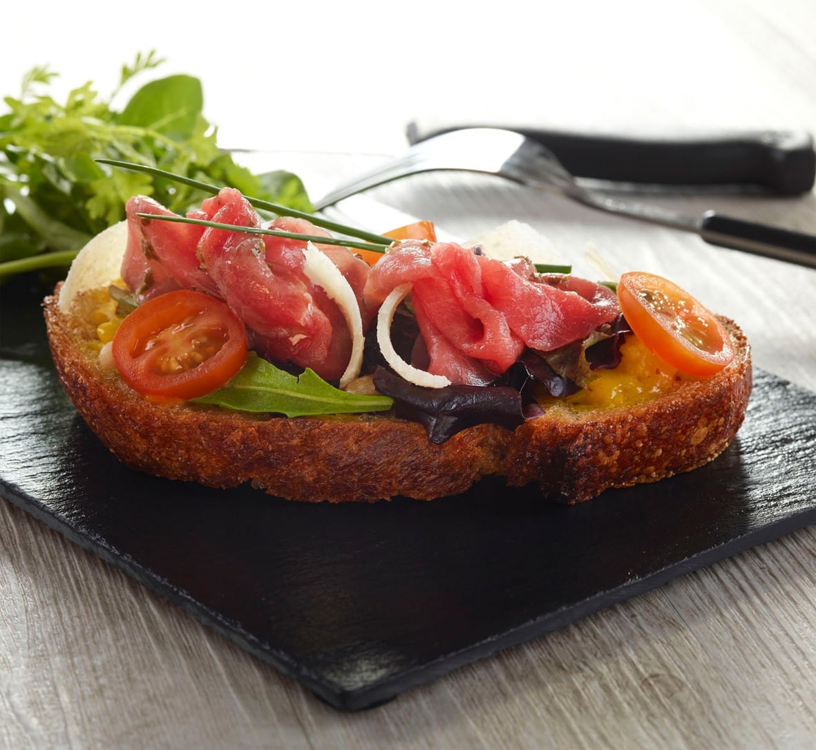 Tartine bistrot au carpaccio de boeuf et basilic