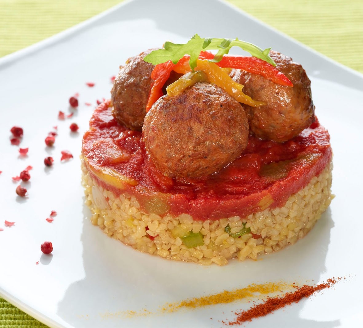 Boulettes de boeuf, boulgour façon pilaf et sauce aux poivrons