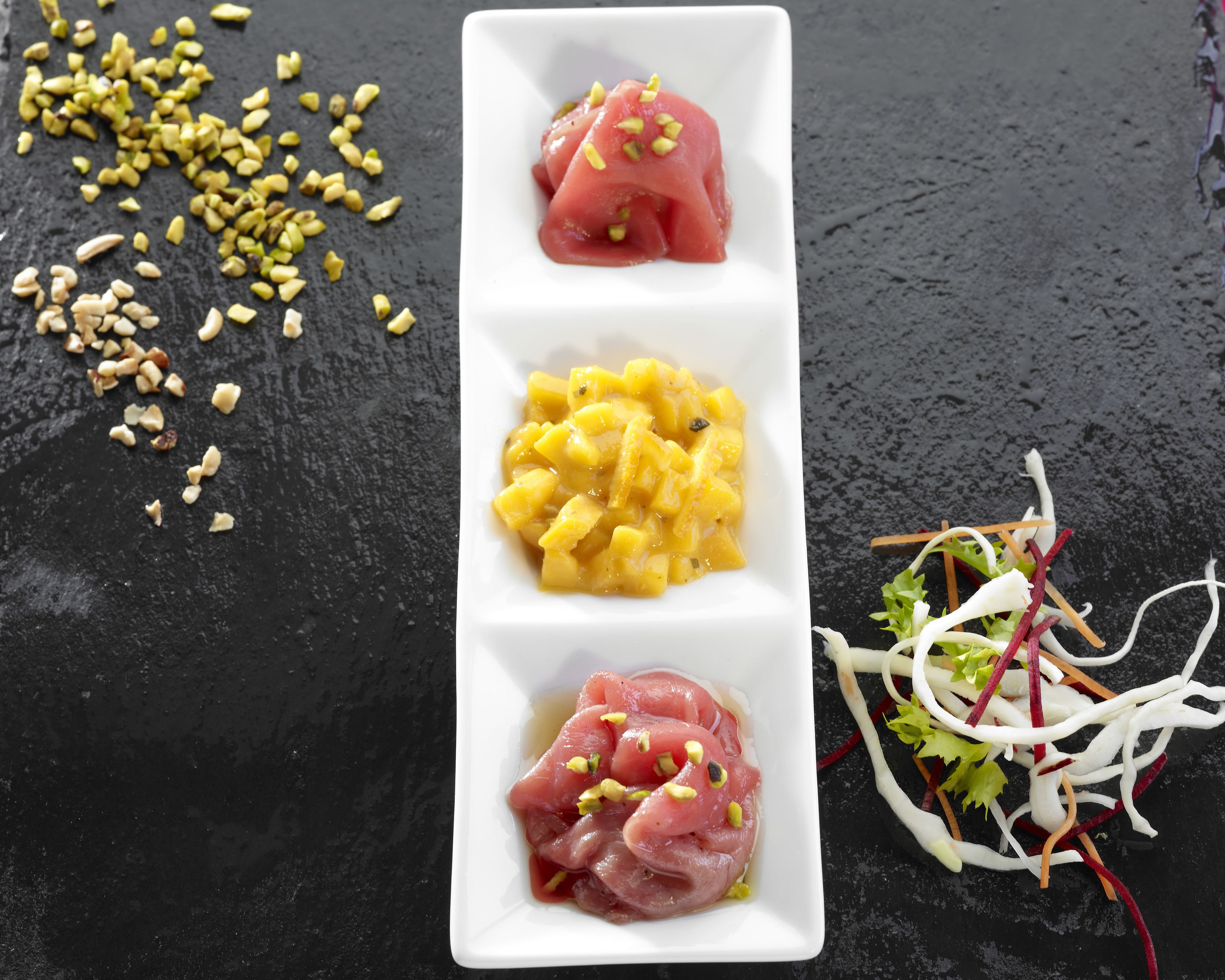 Duo de carpaccio de bœuf et tartare de mangue à la coriandre