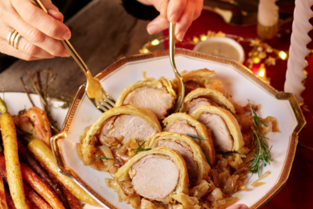 Filet mignon et oignons caramélisés en croûte, carottes et panais rôtis