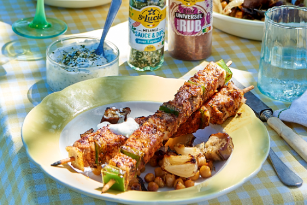Aubergines, oignons et pois chiches rôtis, sauce yaourt au épices Sainte Lucie, brochettes aux  épices BBQ Sainte Lucie 