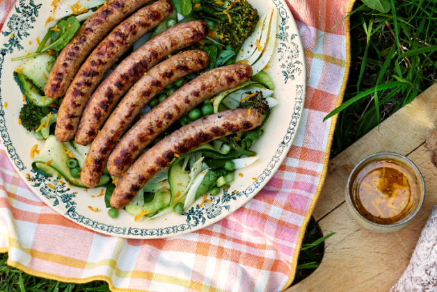 Chipolatas sur lit de salade toute verte 