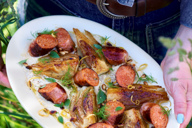 Houmous, chorizo grillé, fenouil caramélisé, citron, basilic et pignons de pin