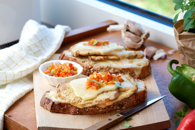 Tartines chaudes de lomos au comté, salsa poivrons