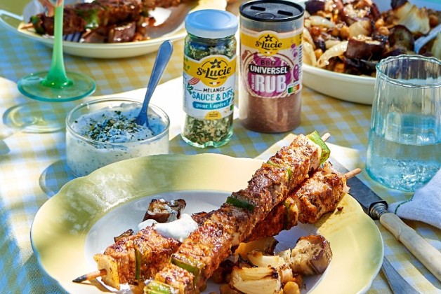 Aubergines, oignons et pois chiches rôtis, sauce yaourt au épices Sainte Lucie, brochettes aux épices BBQ Sainte Lucie