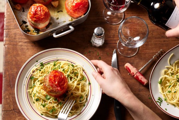 Tomates farcies et spaghetti à l'ail rôti