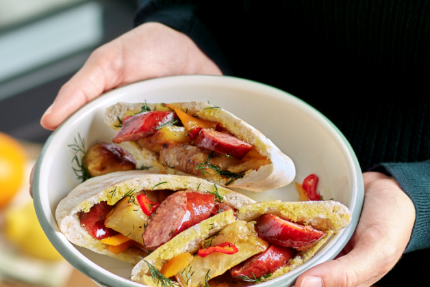 Pains pita au céleri rôti, agrumes et saucisse fumée