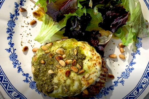 Steak haché gratiné mozza et pesto