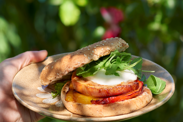 Burger roulade au thym, poivron confit et provolone