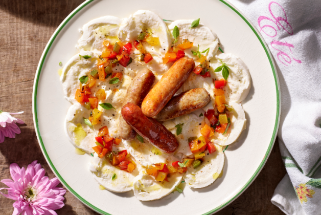 Saucisses apéro grill sur carpaccio de mozzarella et brunoise de poivron